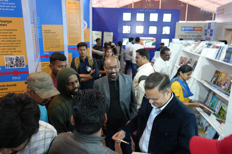Readers and authors at a Sakal event